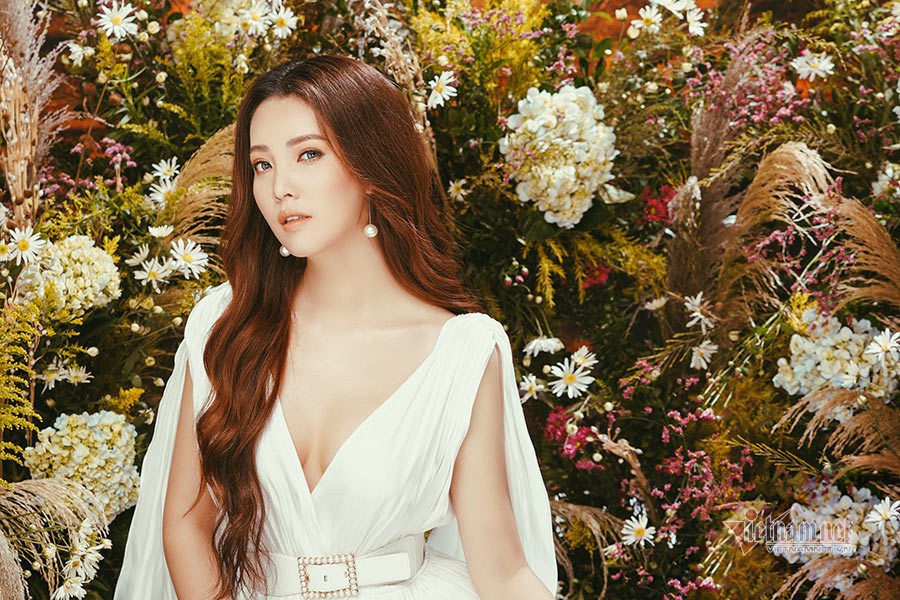 BTV Thụy Vân khoe vòng một lấp ló dịp đầu năm