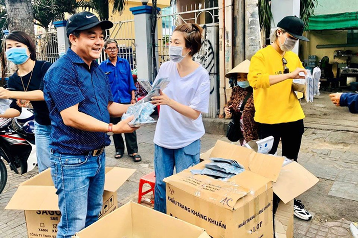 Pha Lê phát khẩu trang miễn phí giữa đại dịch corona