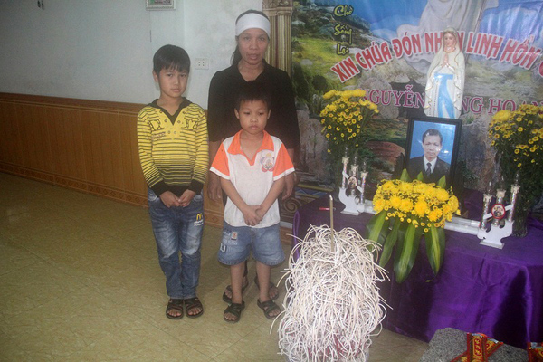 Chồng chết sau 7 năm liệt giường, vợ ung thư phải mượn nhà lập bàn thờ