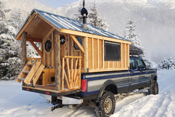 Người đàn ông chi 26.000 USD biến xe bán tải thành căn nhà gỗ tiện nghi