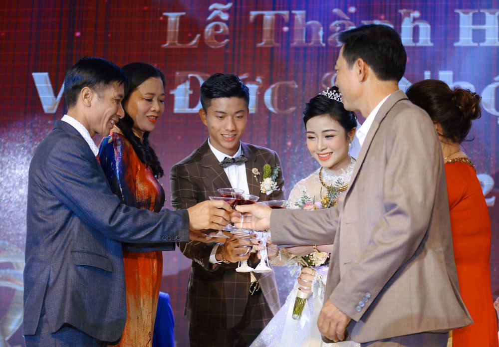 Bà xã Phan Văn Đức thông báo mang thai ngay sau đám cưới