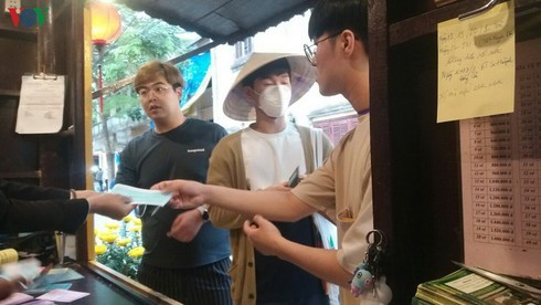 Hoi An offers free medical masks to tourists to combat novel coronavirus