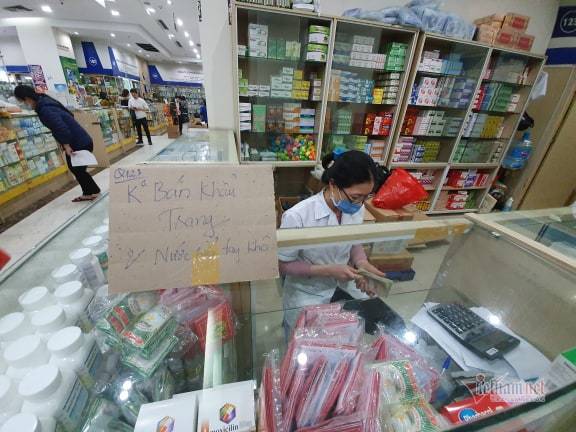 Clip: Hỗn loạn vì tranh nhau khẩu trang ở chợ thuốc lớn nhất Hà Nội