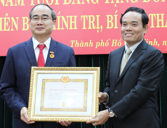Bí thư Thành ủy Nguyễn Thiện Nhân nhận huy hiệu 40 năm tuổi Đảng