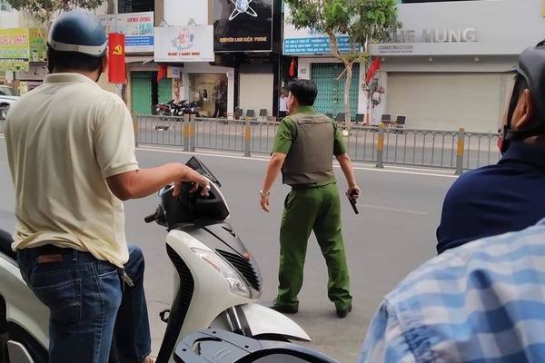 Người đàn ông nghi cầm lựu đạn, súng cố thủ chứa trong nhà cả kho vũ khí