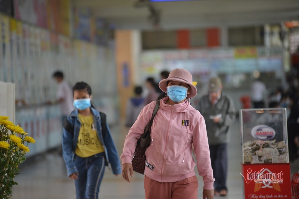 Chơi đẹp, người Sài Gòn phát khẩu trang miễn phí phòng virus corona
