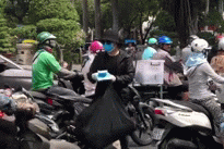 Chơi đẹp, người Sài Gòn phát khẩu trang miễn phí phòng virus corona