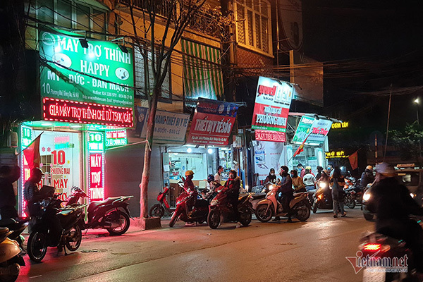 Khẩu trang thành hàng quý hiếm, dân thủ đô về quê ‘ôm’ hết hàng