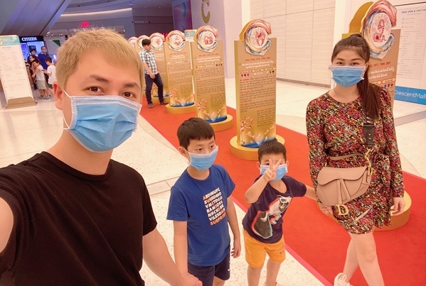 Sao Việt đeo khẩu trang kín mít phòng tránh virus corona