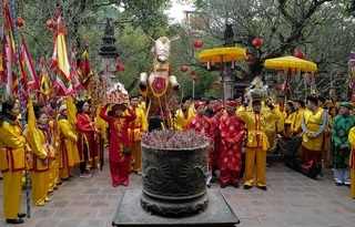 Giong Festival kicks off, presenting 10,000 lucky bamboo blossoms to pilgrims