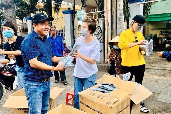 Giữa đại dịch Corona, Pha Lê đi phát khẩu trang miễn phí nhưng lại bị xua đuổi