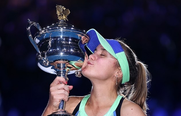 Nữ tay vợt 21 tuổi lập kỳ tích lần đầu vô địch Australian Open