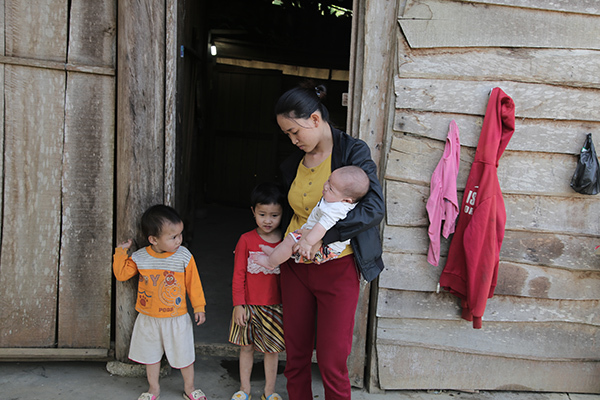 Cha bệnh nặng sắp chết chỉ mong có tiền mua sữa cho con