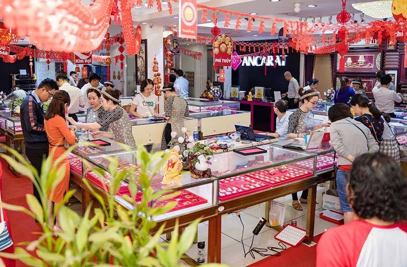 Chạy đua ngày Thần Tài, hàng tấn vàng chờ bán cho dân