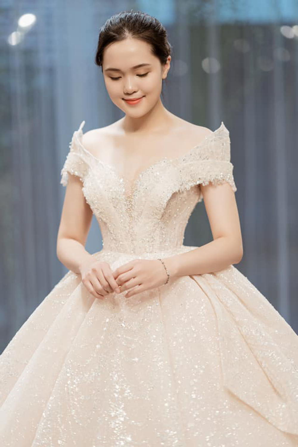 Duy Mạnh đưa Quỳnh Anh đi chọn váy cưới