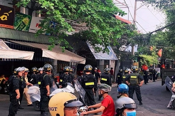 Gần trăm cảnh sát bao vây kẻ ôm bình gas cố thủ trong nhà