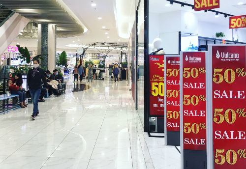 Đồng loạt đóng cửa, trung tâm hàng sang vắng lặng bất ngờ