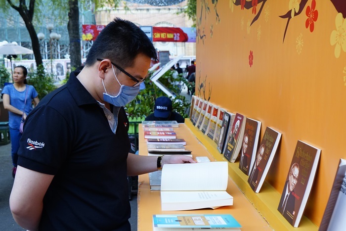 Dân đeo khẩu trang xem Triển lãm Kỷ niệm 90 năm thành lập Đảng Cộng sản Việt Nam