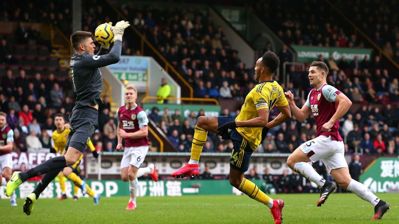 Phung phí cơ hội, Arsenal chia điểm Burnley