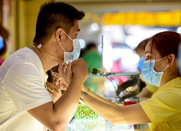 Người Sài Gòn đeo khẩu trang, chen chân mua vàng ngày vía Thần Tài