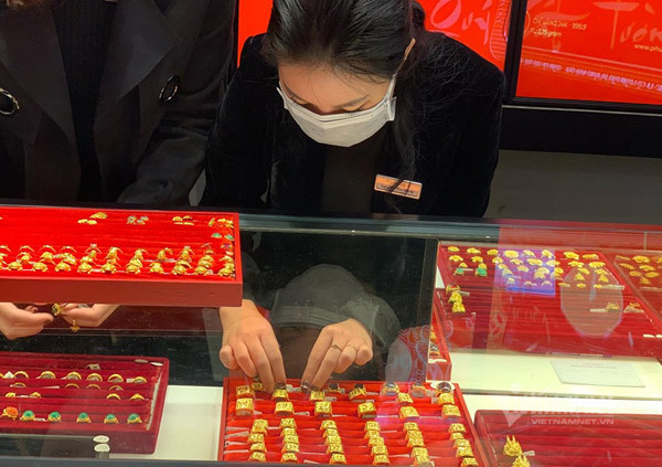 Giá vàng hôm nay 10/2, ôm hàng, chờ thời chốt giá