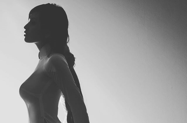 Mai Phương Thúy đăng lại hình mặc áo dài mỏng tang từng gây tranh cãi dữ dội