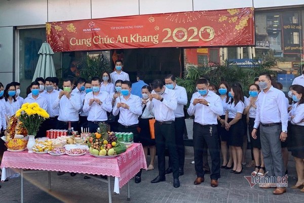 Người Sài Gòn bịt kín khẩu trang, bày lễ vật cúng vía Thần Tài