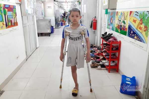 Cậu bé bị mất một chân vì ung thư được bạn đọc ủng hộ hơn 22 triệu đồng