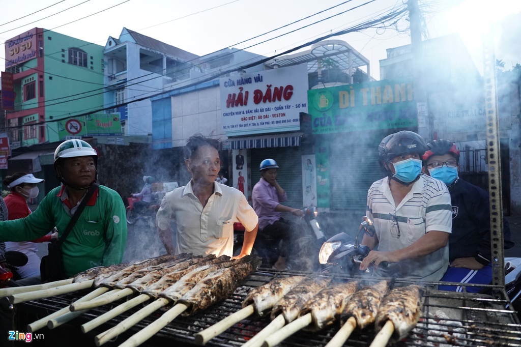 Nướng 3.000 con cá lóc vẫn lo thiếu hàng ngày vía Thần Tài