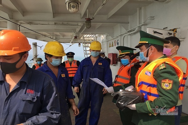 Ngừng cấp thẻ vào bờ và theo dõi sức khỏe 26 thuyền viên Trung Quốc