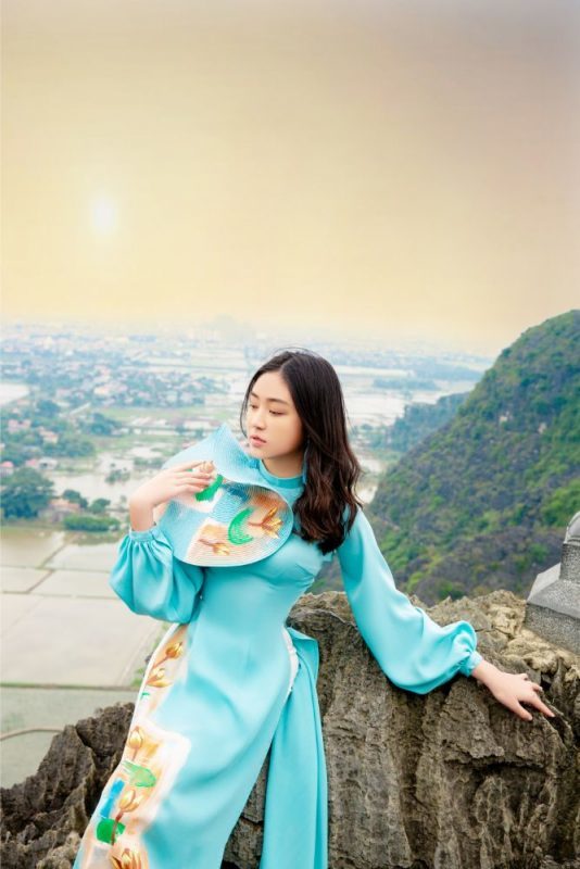 'Đại sứ áo dài' khoe bộ ảnh tuyệt đẹp trên đỉnh Hang Múa