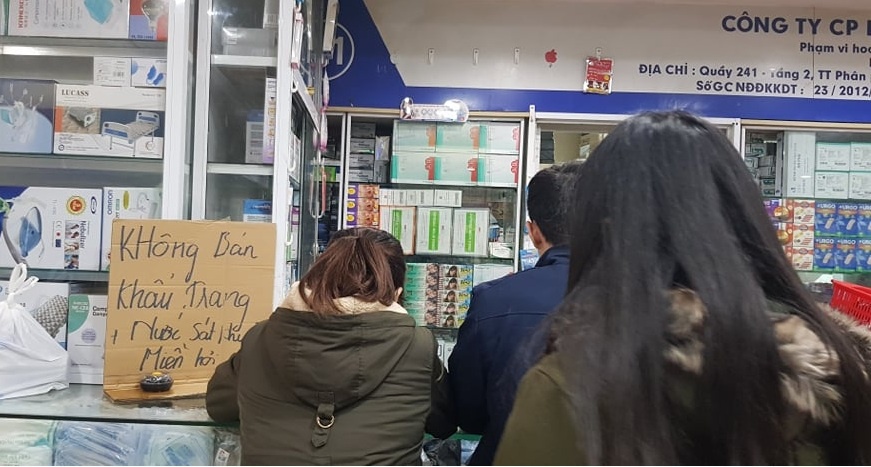 Hiệu thuốc dỗi, treo biển 'không bán khẩu trang, đừng hỏi'