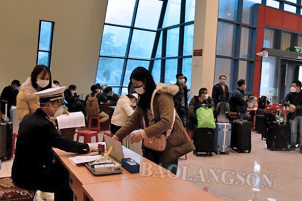 Nghe vận động, 500 người TQ chờ nhập cảnh vào VN quay về