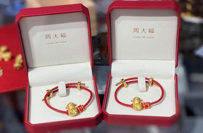 Văn Đức, Bùi Tiến Dũng tặng vàng, điện thoại cho vợ ngày vía Thần Tài