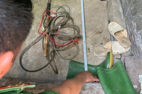 Người phụ nữ chết bất thường trên giường, cổ có vết nghi chích điện