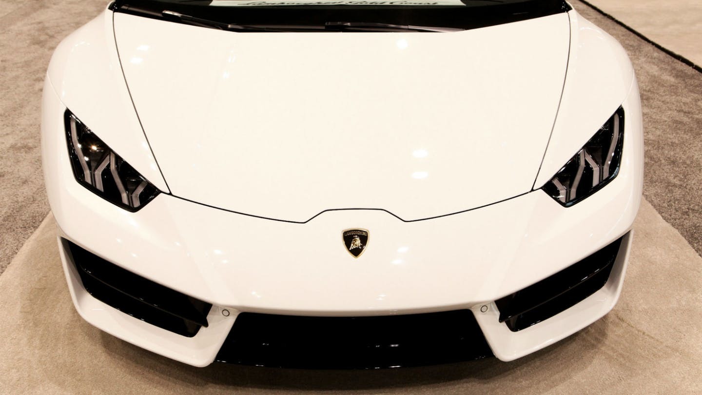 Lamborghini Huracan không sử dụng vẫn bị ngả màu, chủ xe kiện đại lý