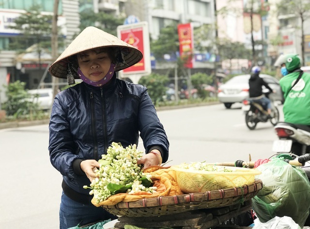 Hoa bưởi xuống phố, khách giành nhau từng chùm