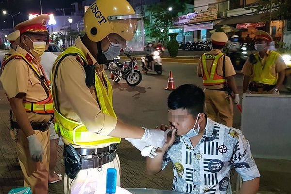 CSGT Sóc Trăng cho tài xế thổi vào bong bóng để đo nồng độ cồn