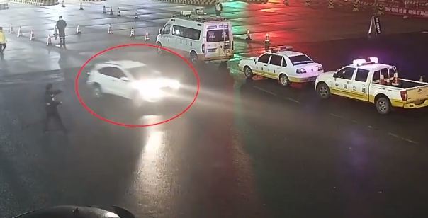 Nam tài xế rú ga bỏ trốn sau khi bị cảnh sát phát hiện sốt cao nghi nhiễm corona