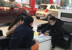 Dân bán ô tô thời dịch corona kín bưng khẩu trang, hạn chế bắt tay