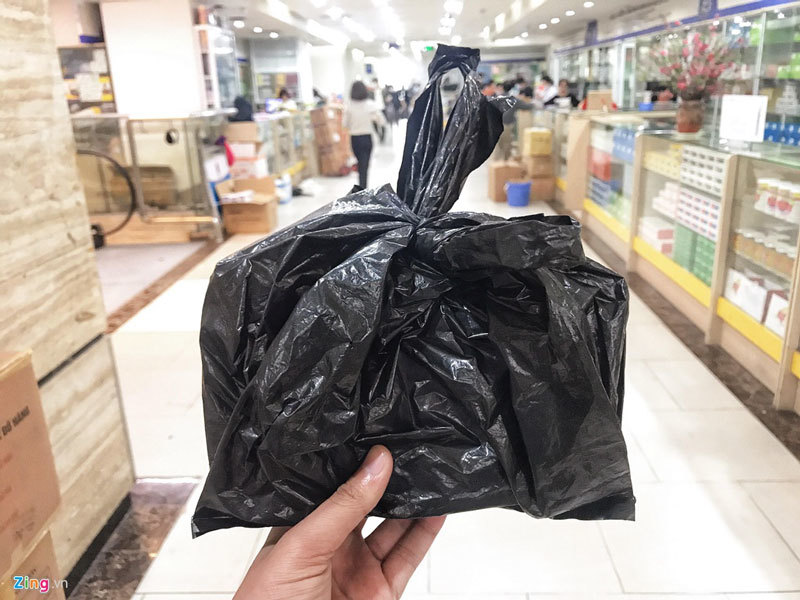 'Đi mua khẩu trang, tôi được dúi vào tay một túi nylon đen'