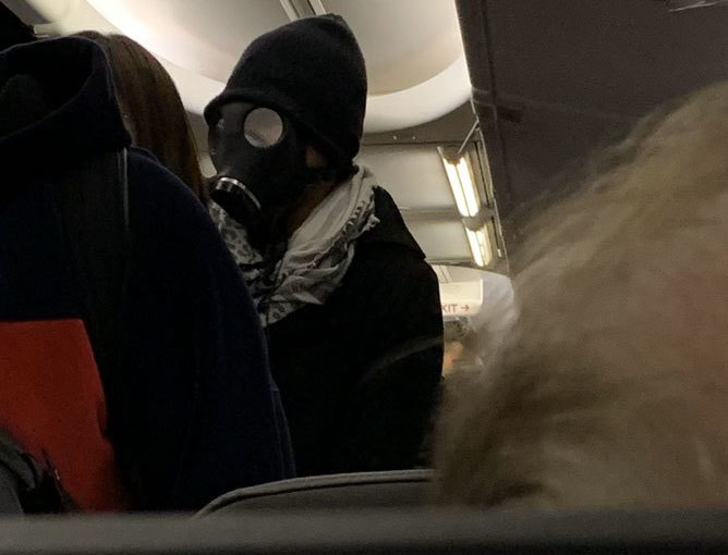 Giữa dịch Corona, đeo mặt nạ phòng độc lên máy bay khiến hành khách và tiếp viên 'tá hỏa'