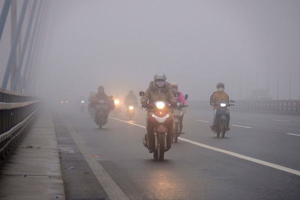 Trời Hà Nội đặc quánh sương, bật đèn pha suốt sáng mới thấy đường