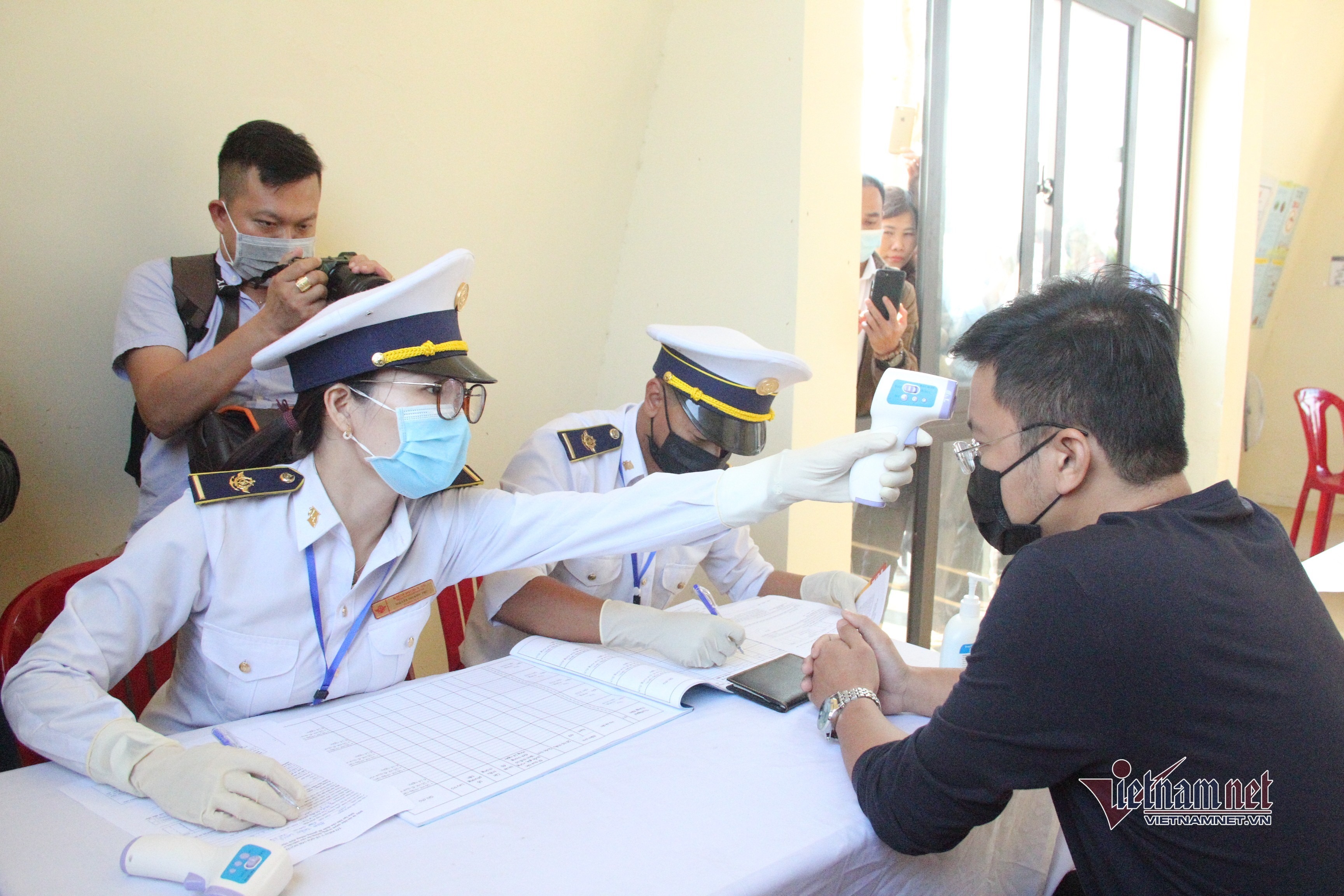 Diễn tập với người nghi nhiễm virus corona ở cửa khẩu Lao Bảo
