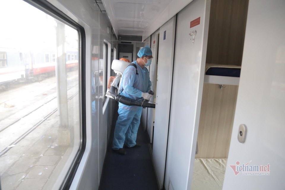 Tỉ mỉ cảnh phun khử khuẩn cả đoàn tàu ở ga Sài Gòn