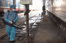 Tỉ mỉ cảnh phun khử khuẩn cả đoàn tàu ở ga Sài Gòn