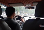 Lo ngại nhiễm virus corona, dân lái taxi chăm chỉ khử trùng xe mỗi ngày