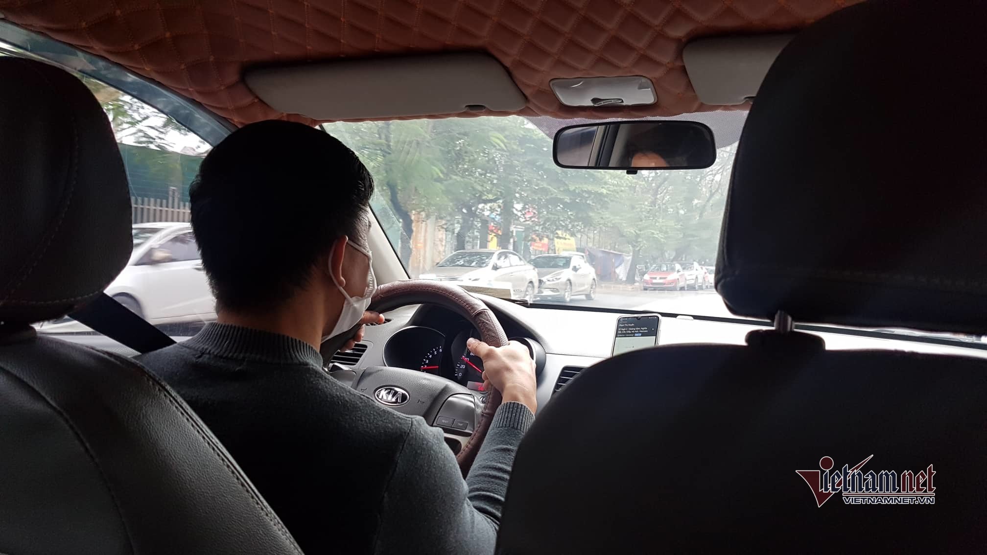 Lo ngại nhiễm virus corona, dân lái taxi chăm chỉ khử trùng xe mỗi ngày