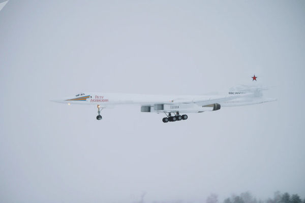 Xem máy bay ném bom siêu thanh Nga lần đầu cất cánh