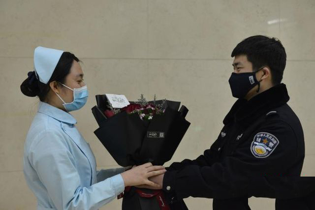 “Trước khi vào khu cách ly, hãy để anh trao nhẫn cưới cho em”